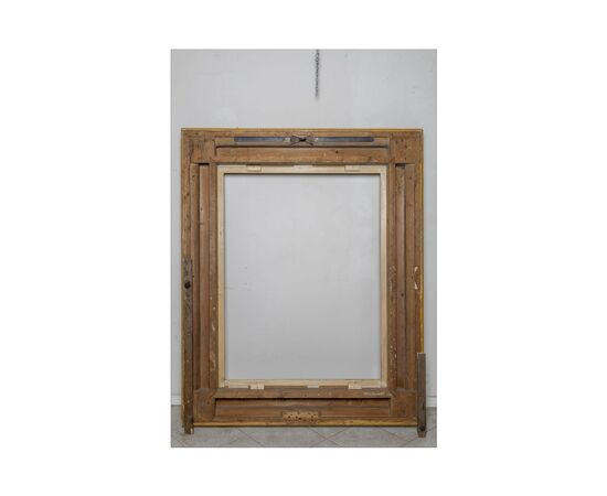 Important and large gilded and carved frame