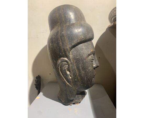 Grande testa in pietra nera. Cina XVIII secolo.