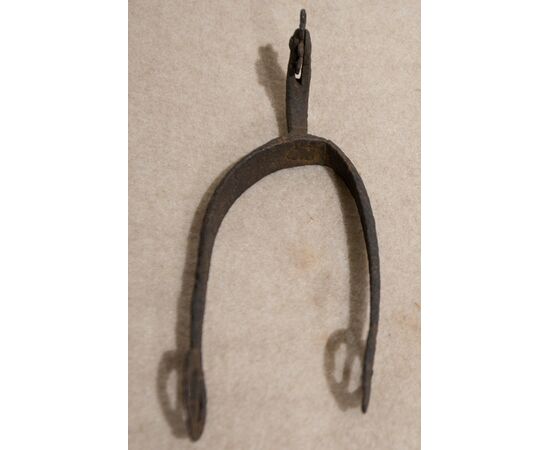 2 iron spurs from the 17th century