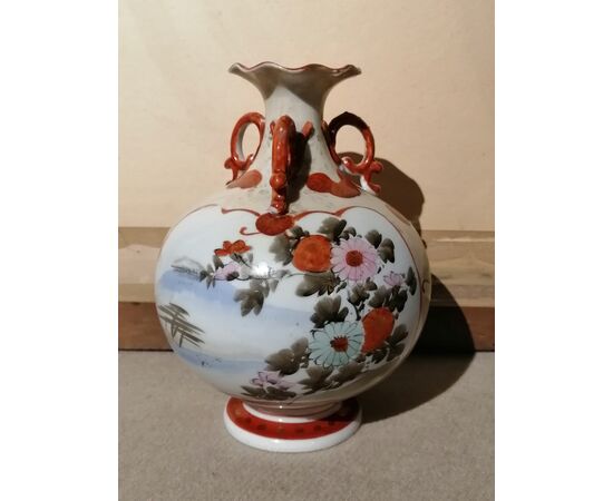 19th-century Japanese vase in painted ceramic