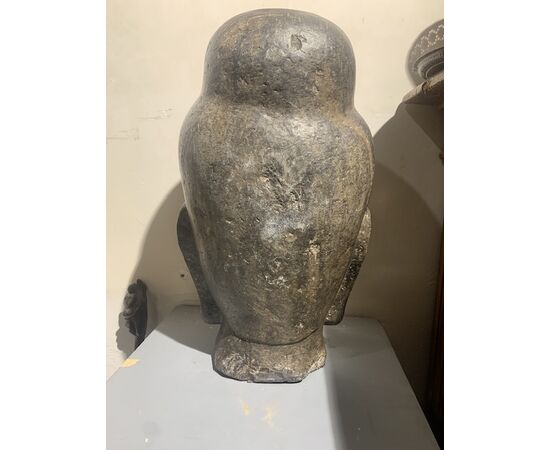Grande testa in pietra nera. Cina XVIII secolo.
