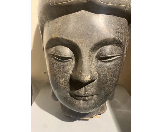 Grande testa in pietra nera. Cina XVIII secolo.