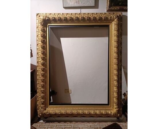 Important and large gilded and carved frame