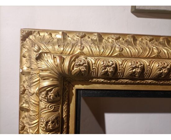 Important and large gilded and carved frame