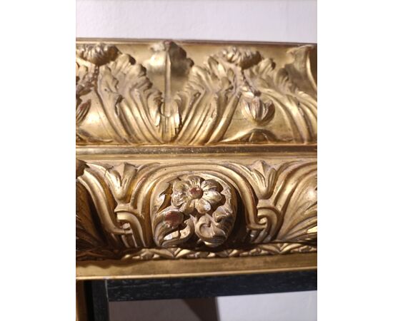 Important and large gilded and carved frame