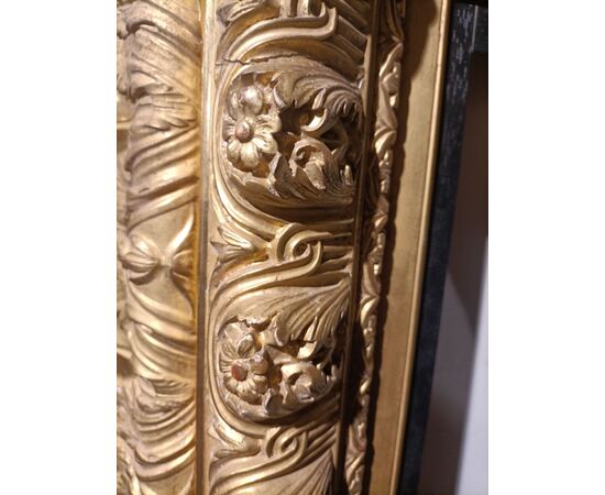 Important and large gilded and carved frame