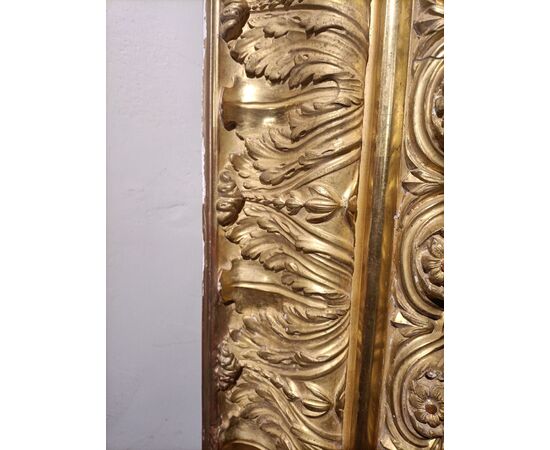 Important and large gilded and carved frame