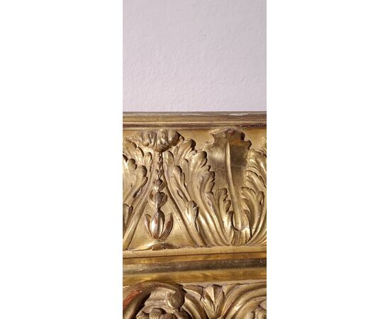 Important and large gilded and carved frame