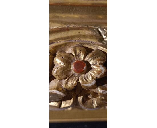 Important and large gilded and carved frame