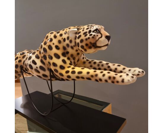 Ghepardo in ceramica dipinta con base alta classe: eleganza e carattere