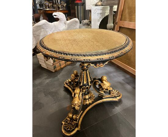 Tavolino da centro in legno intagliato, laccato e dorato
