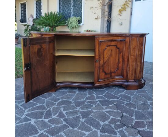Credenza mossa del 700 in noce Venezia