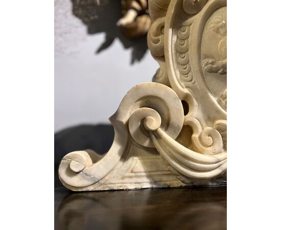 Grande stemma araldico scolpito in marmo