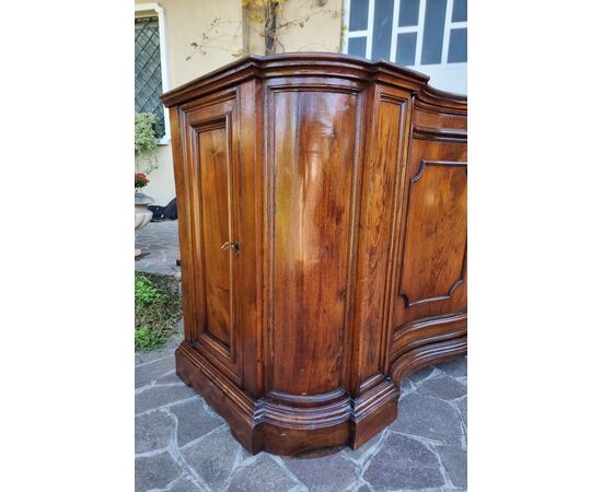 Credenza mossa del 700 in noce Venezia