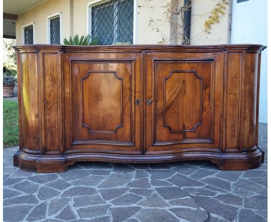 Credenza mossa del 700 in noce Venezia