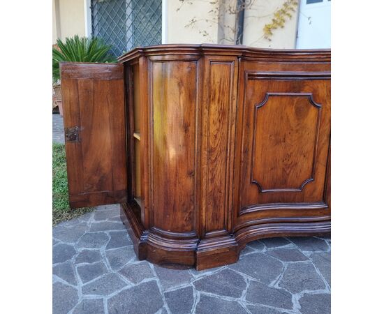 Credenza mossa del 700 in noce Venezia