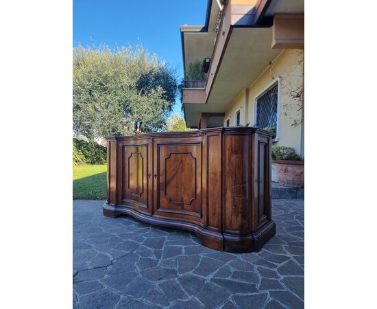Credenza mossa del 700 in noce Venezia