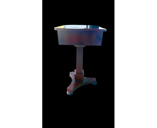 Tavolino in noce con gamba centrale e base a tre piedi.Periodo Impero.