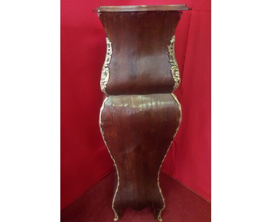 Pair of columns with bronzes