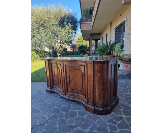 Credenza mossa del 700 in noce Venezia