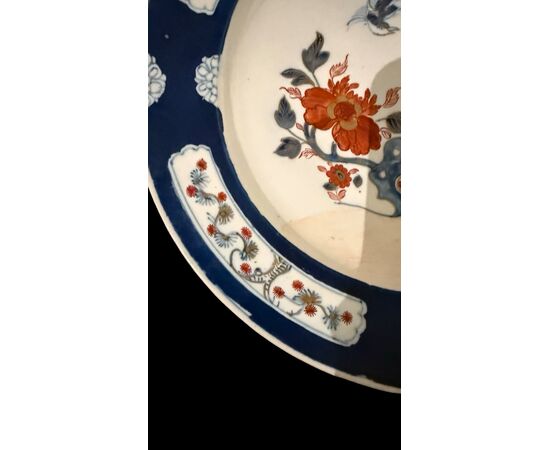 Piatto in porcellana con decoro di ispirazione cinese. manifattura Ginori Doccia.