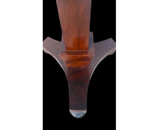 Tavolino in noce con gamba centrale e base a tre piedi.Periodo Impero.