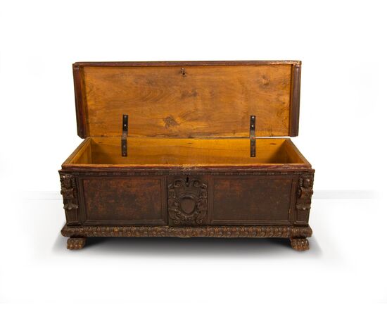 17th-century walnut and burr walnut chest