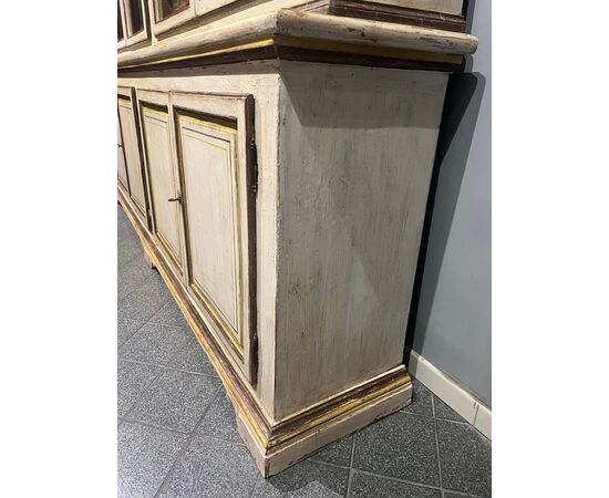 Grande libreria a due corpi