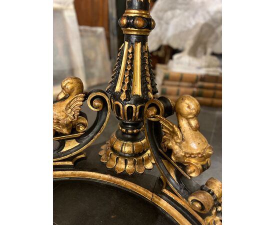 Tavolino da centro in legno intagliato, laccato e dorato