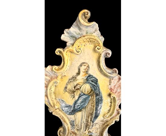 Acquasantiera in maiolica policroma con raffigurazione della Madonna.Minghetti.Bologna.