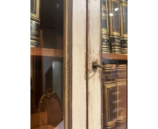 Grande libreria a due corpi