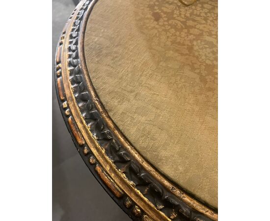 Tavolino da centro in legno intagliato, laccato e dorato