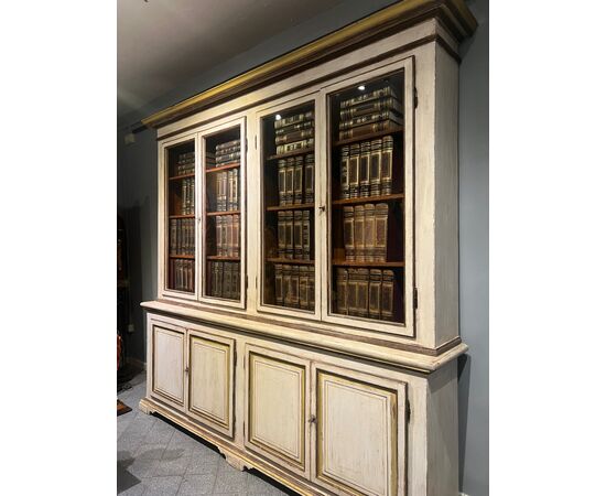 Grande libreria a due corpi