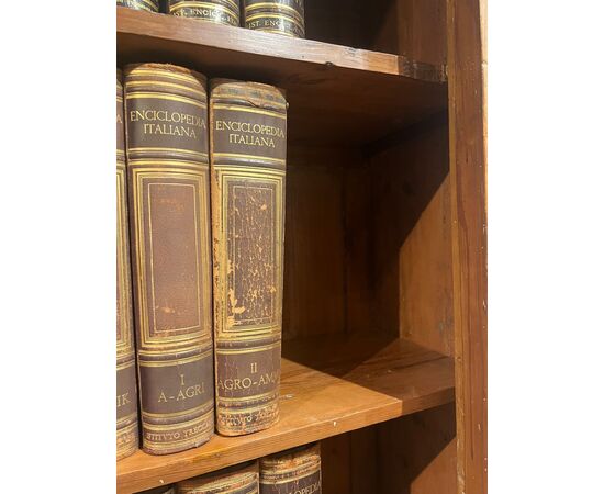 Grande libreria a due corpi