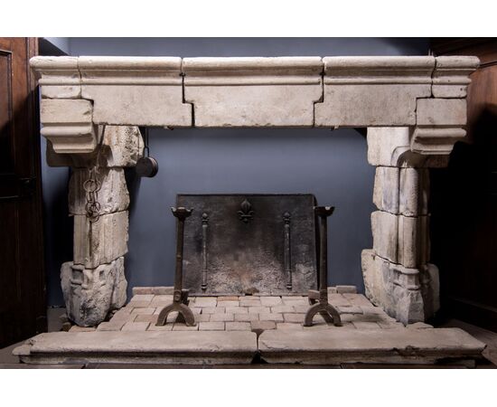 CHP211 - Imposing Gothic fireplace in Burgundy stone, from the 13th/14th century, from France, measures cm L 325 x H 200 x D 130
