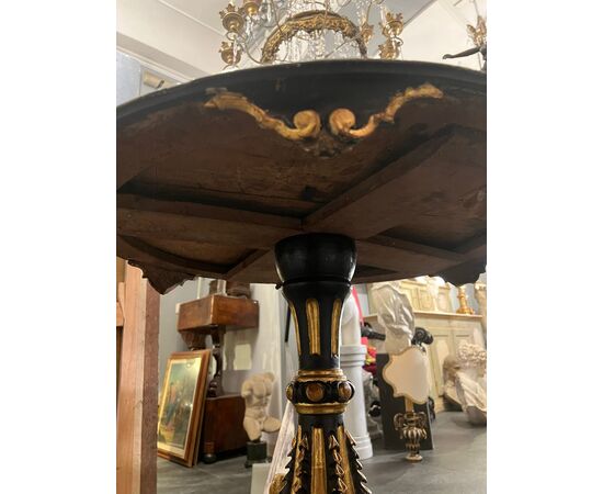 Tavolino da centro in legno intagliato, laccato e dorato