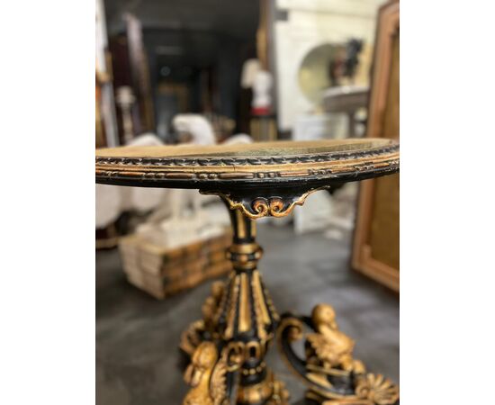 Tavolino da centro in legno intagliato, laccato e dorato