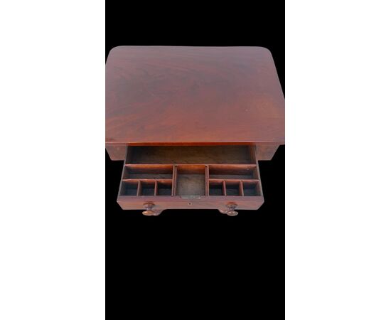 Tavolino in noce con gamba centrale e base a tre piedi.Periodo Impero.