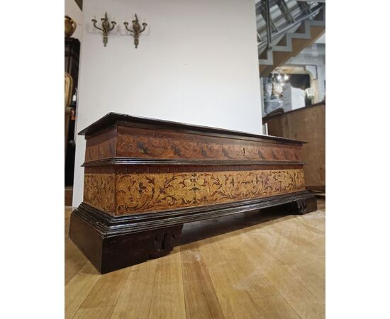PAINTED WALNUT CHEST, EARLY 17TH CENTURY