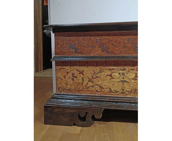 PAINTED WALNUT CHEST, EARLY 17TH CENTURY