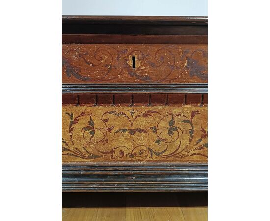 PAINTED WALNUT CHEST, EARLY 17TH CENTURY