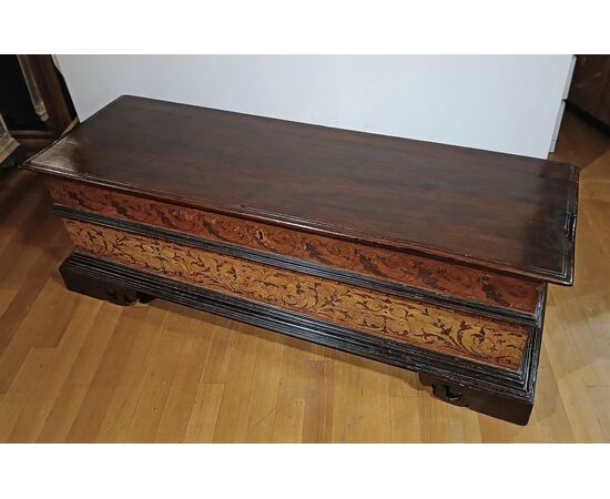 PAINTED WALNUT CHEST, EARLY 17TH CENTURY