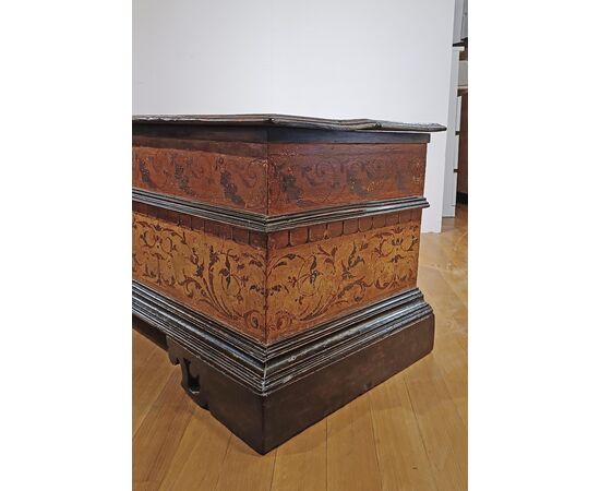 PAINTED WALNUT CHEST, EARLY 17TH CENTURY