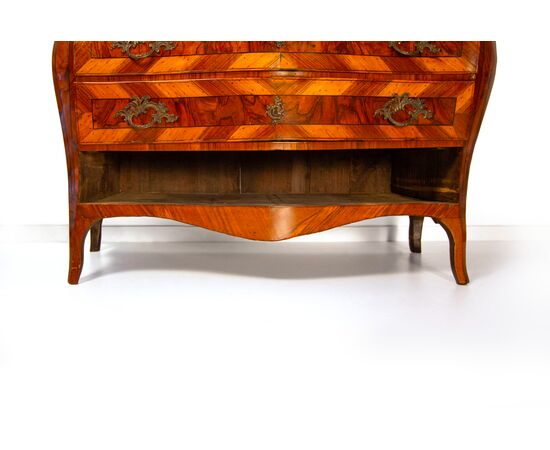 Cassettone lastronato in carrubo, noce e radica, Modena, metà del XVIII secolo