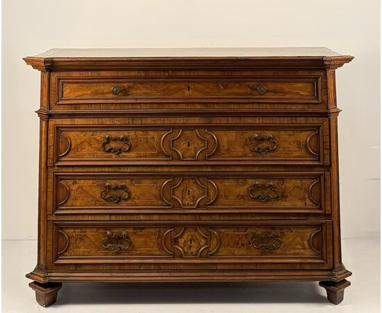 Walnut chest of drawers, partly veneered in walnut, late 17th century
