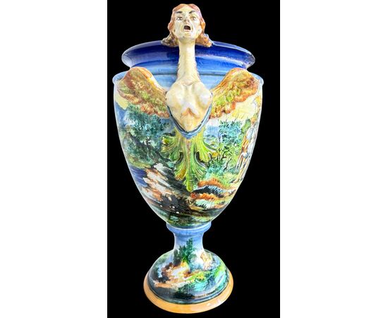 Grande vaso in maiolica a decoro istoriato con colonna lignea.Molaroni ,Pesaro.