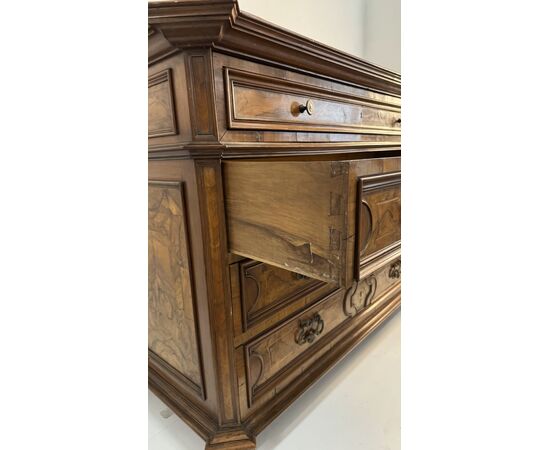 Walnut chest of drawers, partly veneered in walnut, late 17th century