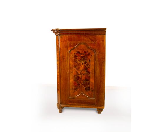 Cassettone lastronato in noce e radica, Lombardia, inizio del XVIII secolo