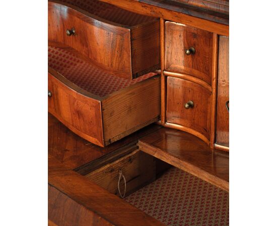 Cassettone a ribalta con alzata lastronato in carrubo, Veneto XVIII secolo