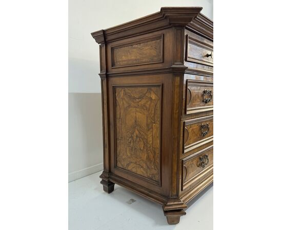 Walnut chest of drawers, partly veneered in walnut, late 17th century
